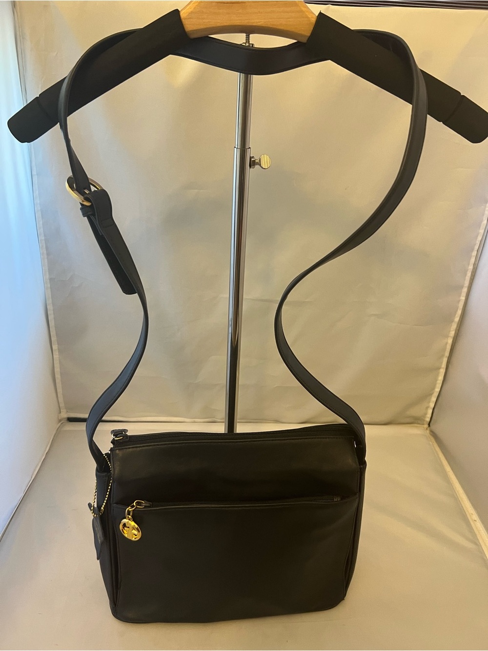Gianni Bernini Classic Black Leather Shoulder Bag with gold hardware